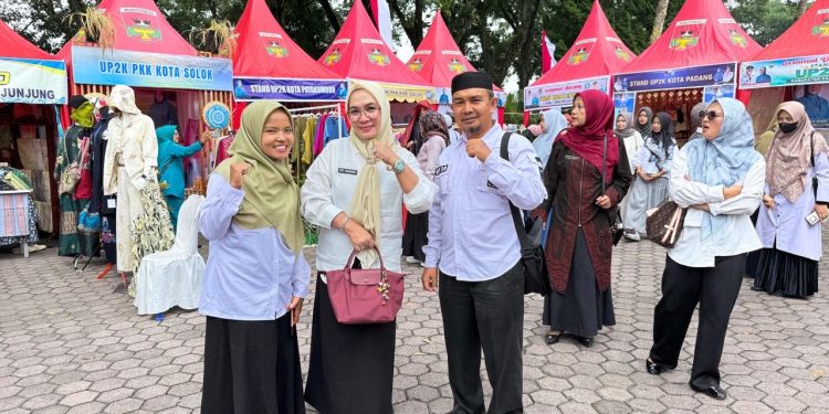 Kadis Kominfo Kabupaten Solok Kunjungi Stand UP2K Jambore PKK Tingkat Provinsi Sumatera Barat 2026