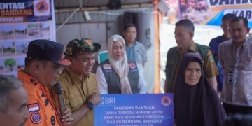 Bupati Solok Serahkan Bantuan untuk Korban Galodo Arosuka