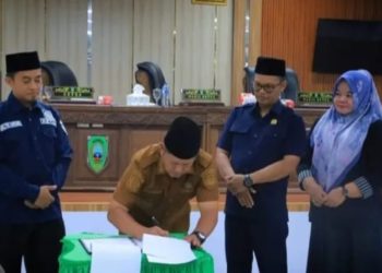 DPRD dan Pemkab Pasaman Tanda Tangani Nota Kesepakatan APBD-P