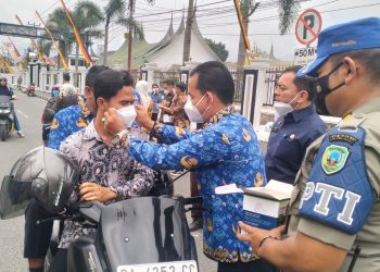Forkopimda Pasaman Bagikan Masker Gratis