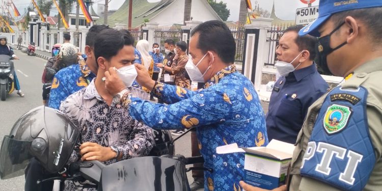 Forkopimda Pasaman Bagikan Masker Gratis