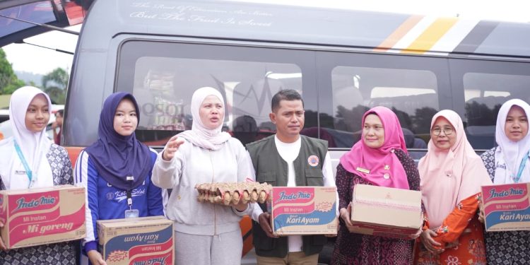 SMAN 1 Kota Solok Salurkan Bantuan untuk Korban Galodo Arosuka