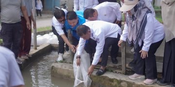 Bupati Solok Salurkan Bantuan Bibit Ikan  kepada Masyarakat Nagari Koto Sani
