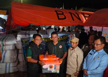 Bupati Padang Pariaman John Kenedy Azis Salurkan Bantuan Bencana Banjir Bandang ke Pemkab Solok