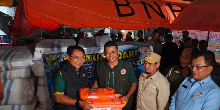 Bupati Padang Pariaman John Kenedy Azis Salurkan Bantuan Bencana Banjir Bandang ke Pemkab Solok