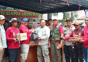 Pengurus PAC Partai Gerindra Kecamatan Gunung Talang Salurkan Bantuan Sembako untuk Warga Terdampak Galodo Arosuka