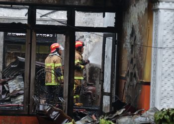 Wali Kota Payakumbuh Turun Langsung Kelokasi Kebakaran yang Melanda Rumah Azwirman Chan