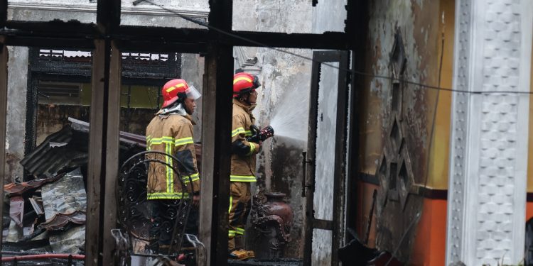 Wali Kota Payakumbuh Turun Langsung Kelokasi Kebakaran yang Melanda Rumah Azwirman Chan