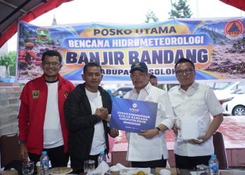 Ketua Umum APKASI Salurkan Bantuan Kepedulian bagi Masyarakat Terdampak Banjir Bandang Arosuka