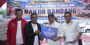 Ketua Umum APKASI Salurkan Bantuan Kepedulian bagi Masyarakat Terdampak Banjir Bandang Arosuka