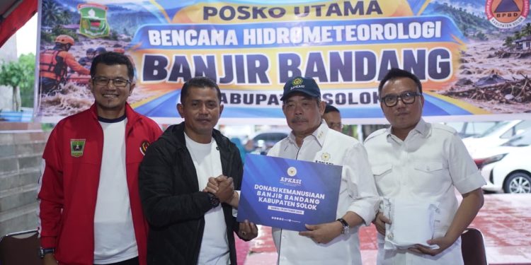 Ketua Umum APKASI Salurkan Bantuan Kepedulian bagi Masyarakat Terdampak Banjir Bandang Arosuka