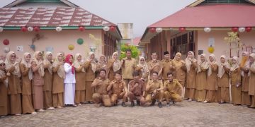 Atasi Dampak Kabut Asap Karhutla, Bupati Solok Bagikan Masker dan Vitamin untuk Pelajar