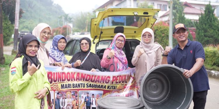 Bundo Kanduang Kabupaten Solok Salurkan Bantuan untuk Korban Galodo di Arosuka