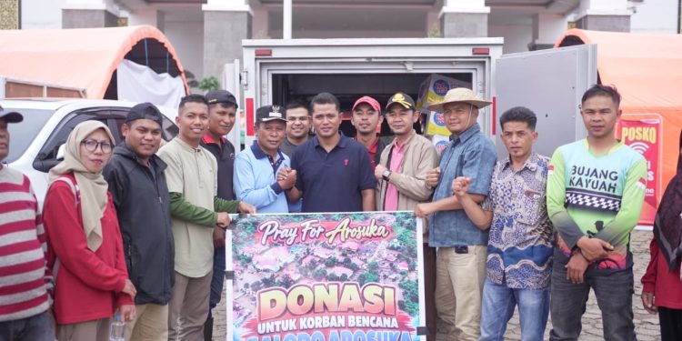 Bantuan Sembako dari Nagari Sungai Nanam untuk Korban Galodo Arosuka Diterima Langsung Bupati Solok