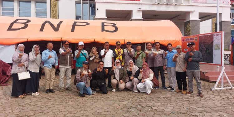 Bupati Solok Menerima Langsung Bantuan Tunai Kwatir Ranting (Kwaran) Pramuka Palembayan Agam di Posko Bencana