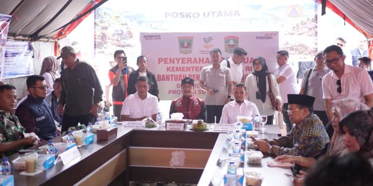 Menteri Sosial RI Serahkan Bantuan Penanganan Bencana Senilai Rp358,86 Juta kepada Kab. Solok
