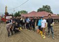 Puluhan Pemuda Salayo Gotong Royong Bersihkan Lumpur dan Selamatkan Aset Dinas Pariwisata Kabupaten Solok