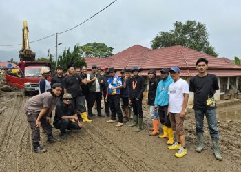 Puluhan Pemuda Salayo Gotong Royong Bersihkan Lumpur dan Selamatkan Aset Dinas Pariwisata Kabupaten Solok