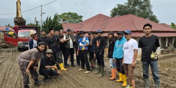 Puluhan Pemuda Salayo Gotong Royong Bersihkan Lumpur dan Selamatkan Aset Dinas Pariwisata Kabupaten Solok