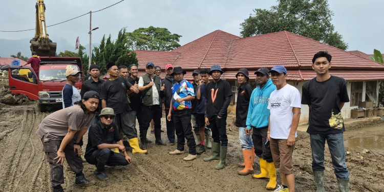 Puluhan Pemuda Salayo Gotong Royong Bersihkan Lumpur dan Selamatkan Aset Dinas Pariwisata Kabupaten Solok