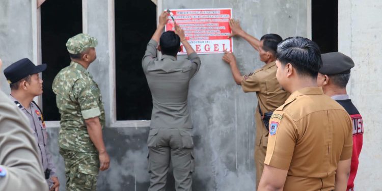 Langgar Sempadan Jalan dan Izin, Tim Gabungan Pemko Payakumbuh Segel Lima Bangunan